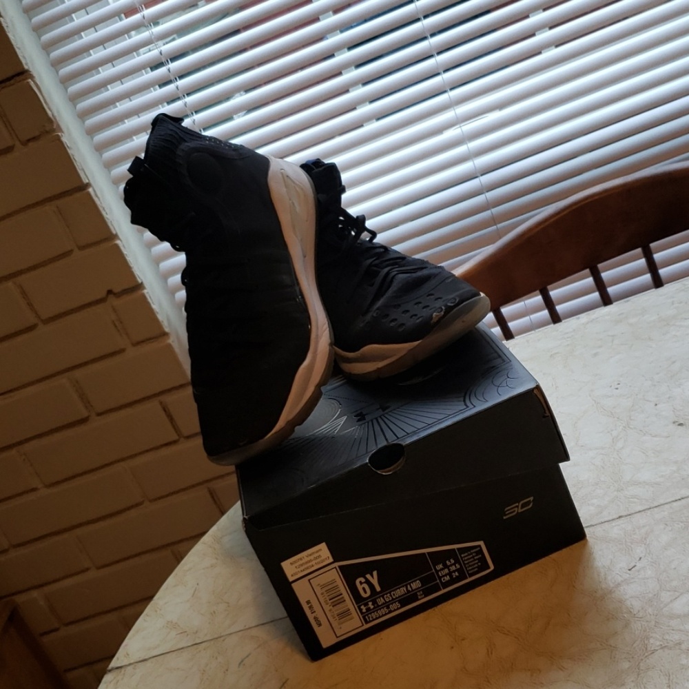 Curry 4s youth size 6
